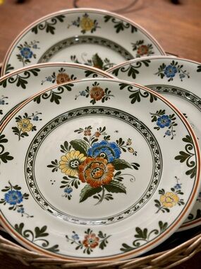 Villeroy & Boch Discontinued Alt Amsterdam 4 Dinner Plates and 2 Small Bowls Set